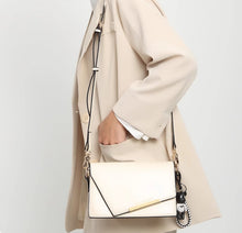 Hong Kong daigou women's bag texture crossbody bag shoulder bag for girls 2024 new small square bag women's fashion bag trend