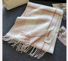 Hanlanzhi 100% wool plaid scarf winter new warm scarf for women to give as a gift to their girlfriends and girlfriends, with a high-end feel