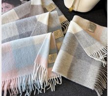 Hanlanzhi 100% wool plaid scarf winter new warm scarf for women to give as a gift to their girlfriends and girlfriends, with a high-end feel
